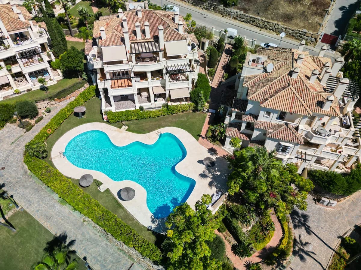 2 Bedroom Middle Floor Apartment for Sale in Casares, Málaga - Image 2