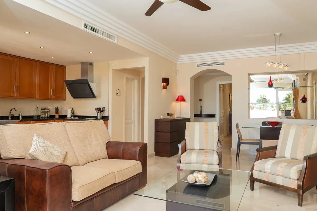 2 Bedroom Middle Floor Apartment for Sale in Casares, Málaga - Image 4