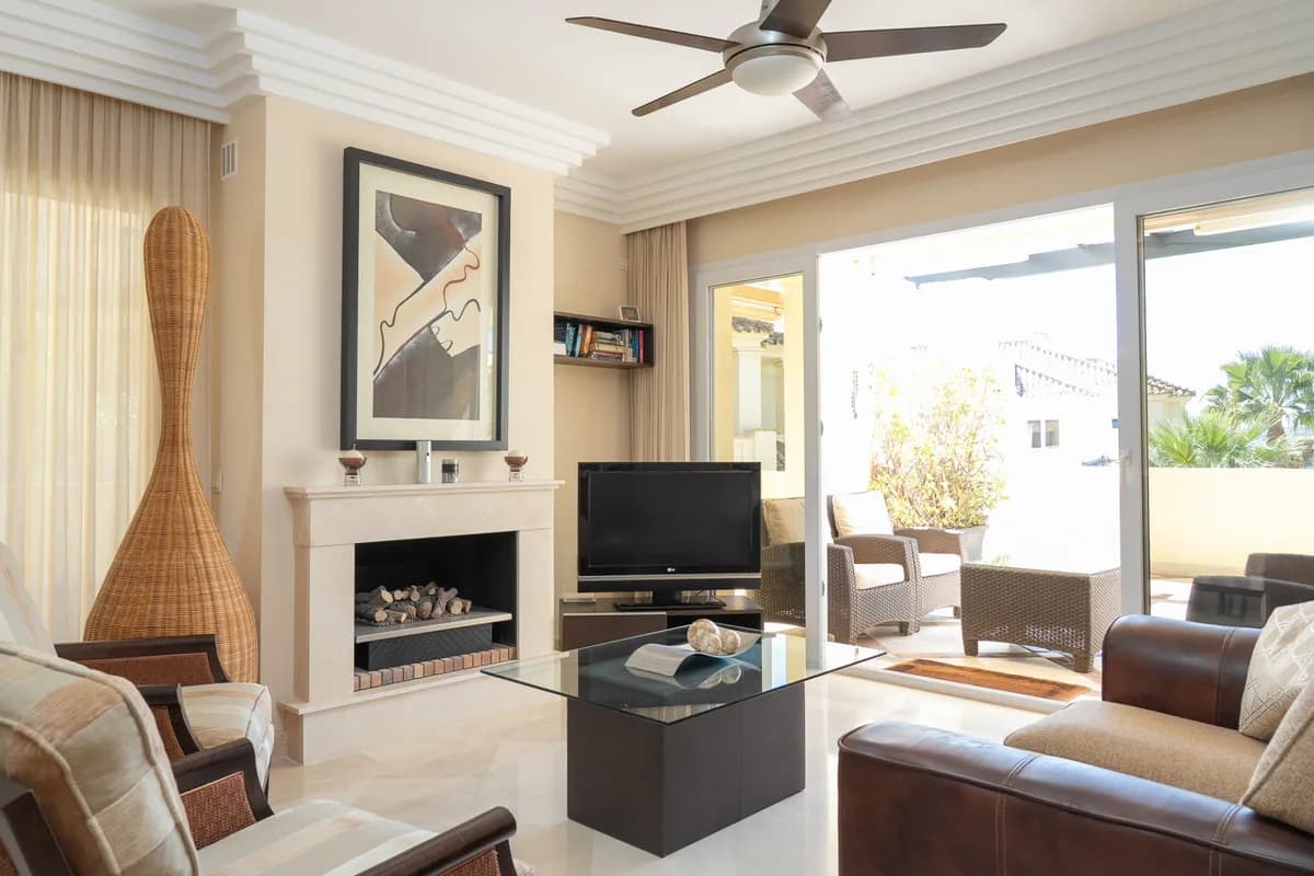 2 Bedroom Middle Floor Apartment for Sale in Casares, Málaga - Image 5
