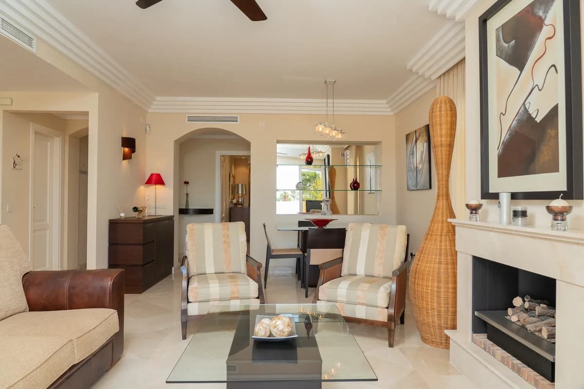 2 Bedroom Middle Floor Apartment for Sale in Casares, Málaga - Image 6