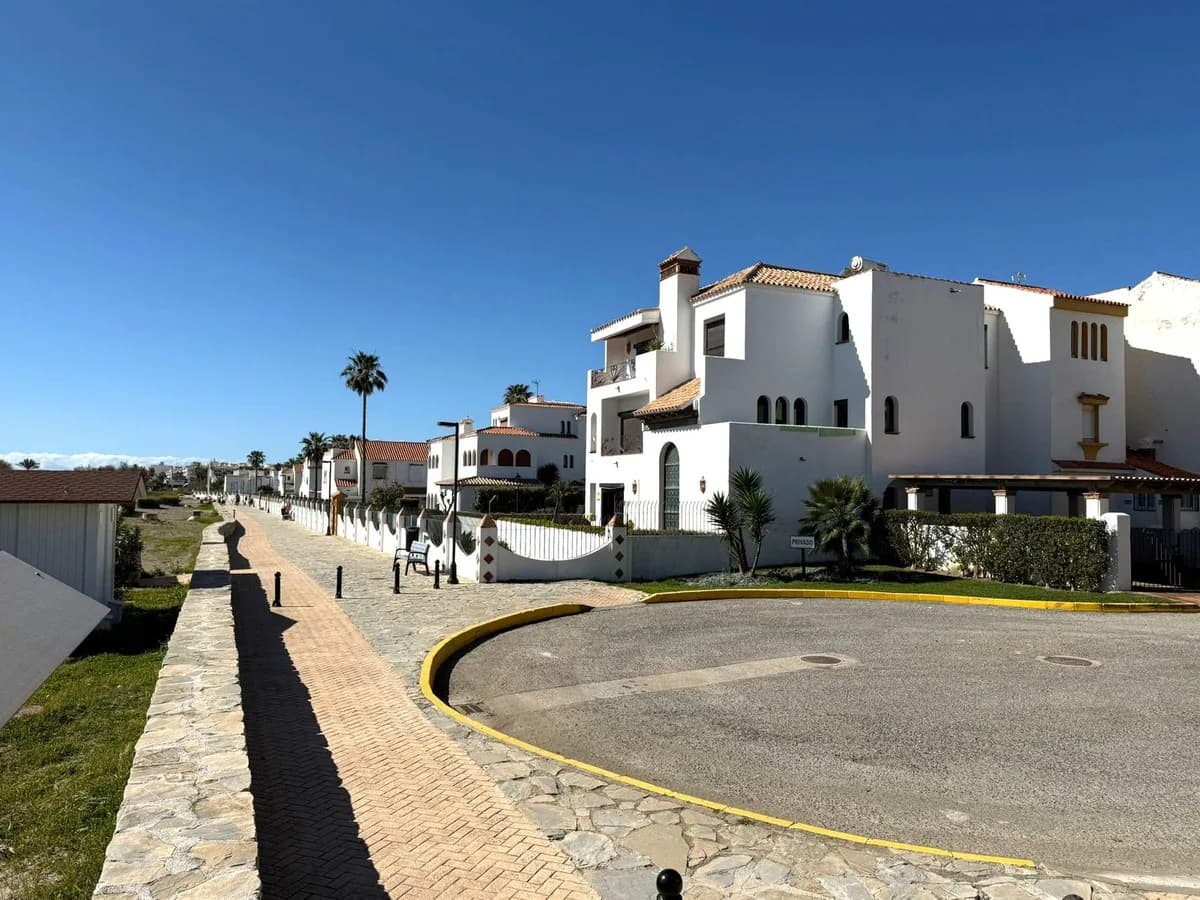 2 Bedroom Middle Floor Apartment for Sale in Casares Playa, Málaga - Image 5