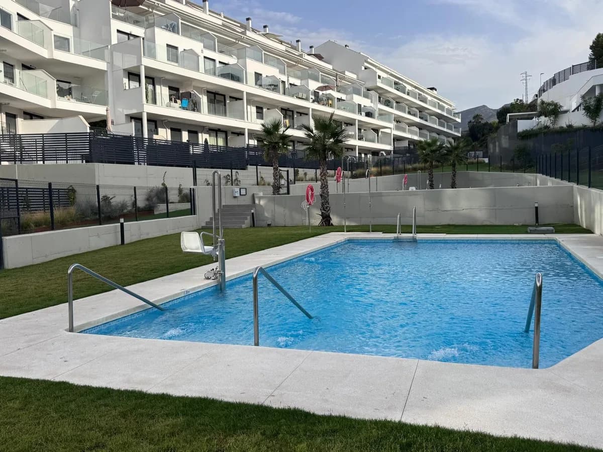 3 Bedroom Middle Floor Apartment for Sale in Torreblanca, Málaga - Image 2