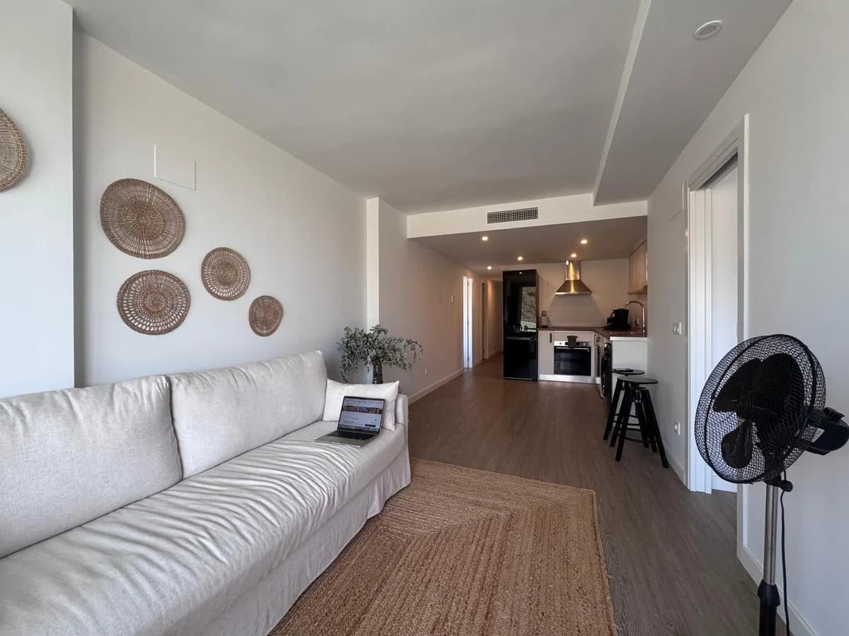 3 Bedroom Middle Floor Apartment for Sale in Torreblanca, Málaga - Image 5