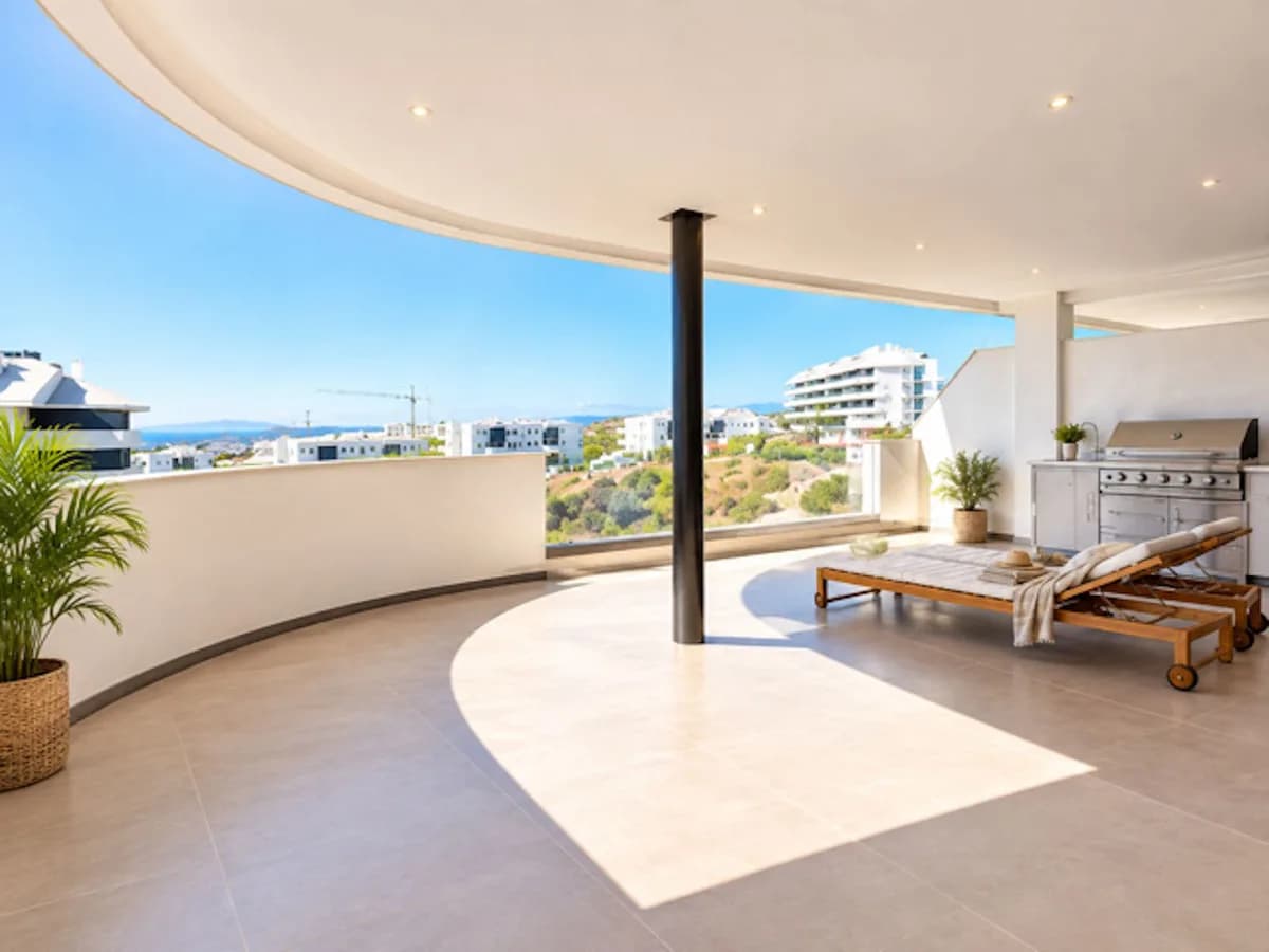 3 Bedroom Middle Floor Apartment for Sale in Fuengirola, Málaga - Image 5