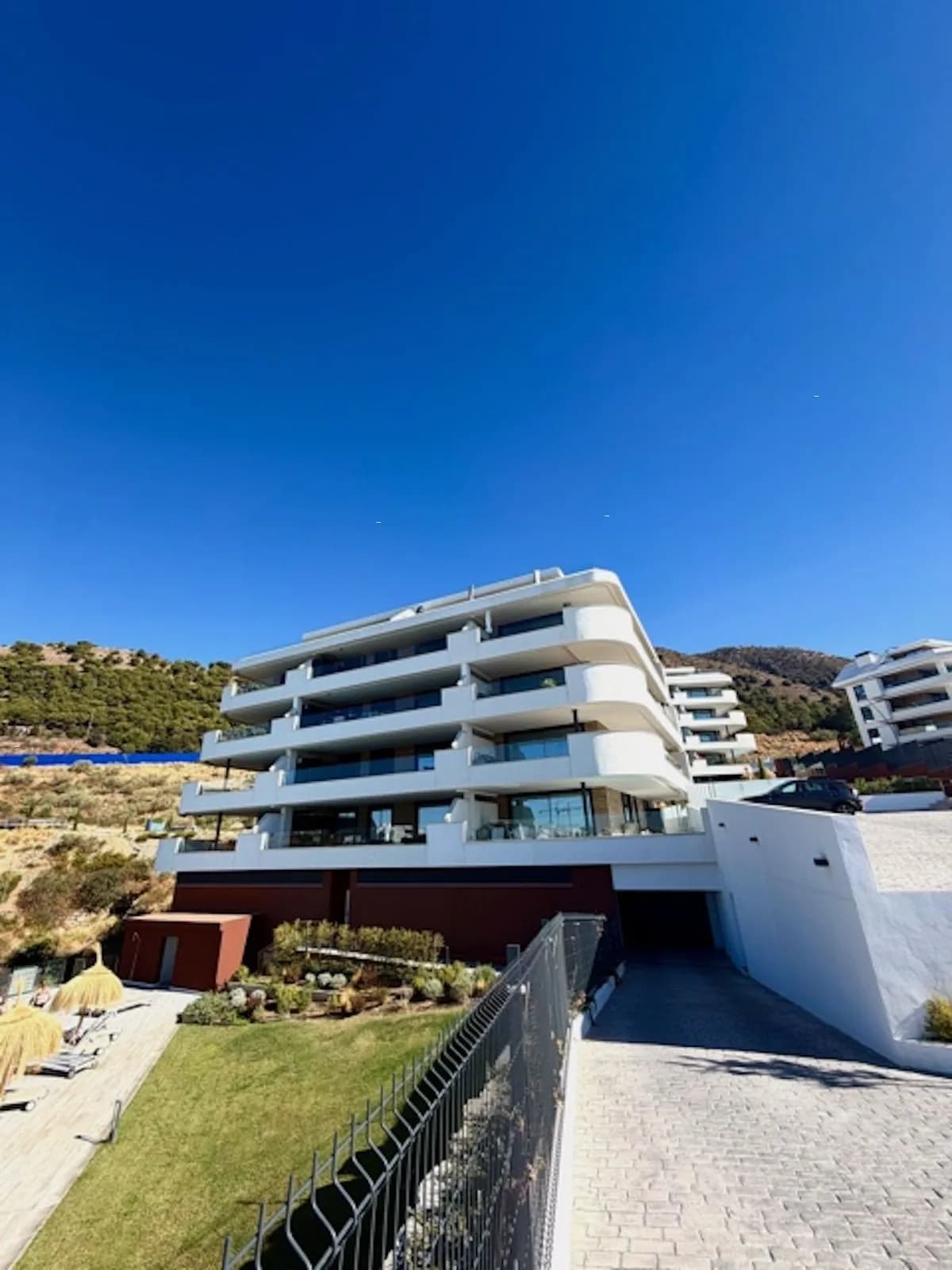 3 Bedroom Middle Floor Apartment for Sale in Fuengirola, Málaga - Image 9