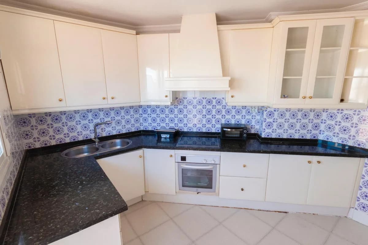 4 Bedroom Penthouse for Sale in Estepona, Málaga - Image 4