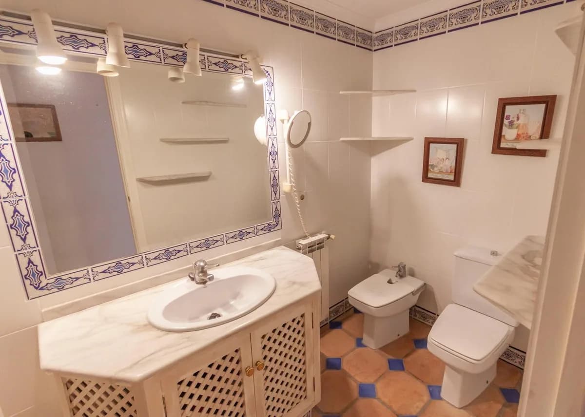 4 Bedroom Penthouse for Sale in Estepona, Málaga - Image 9