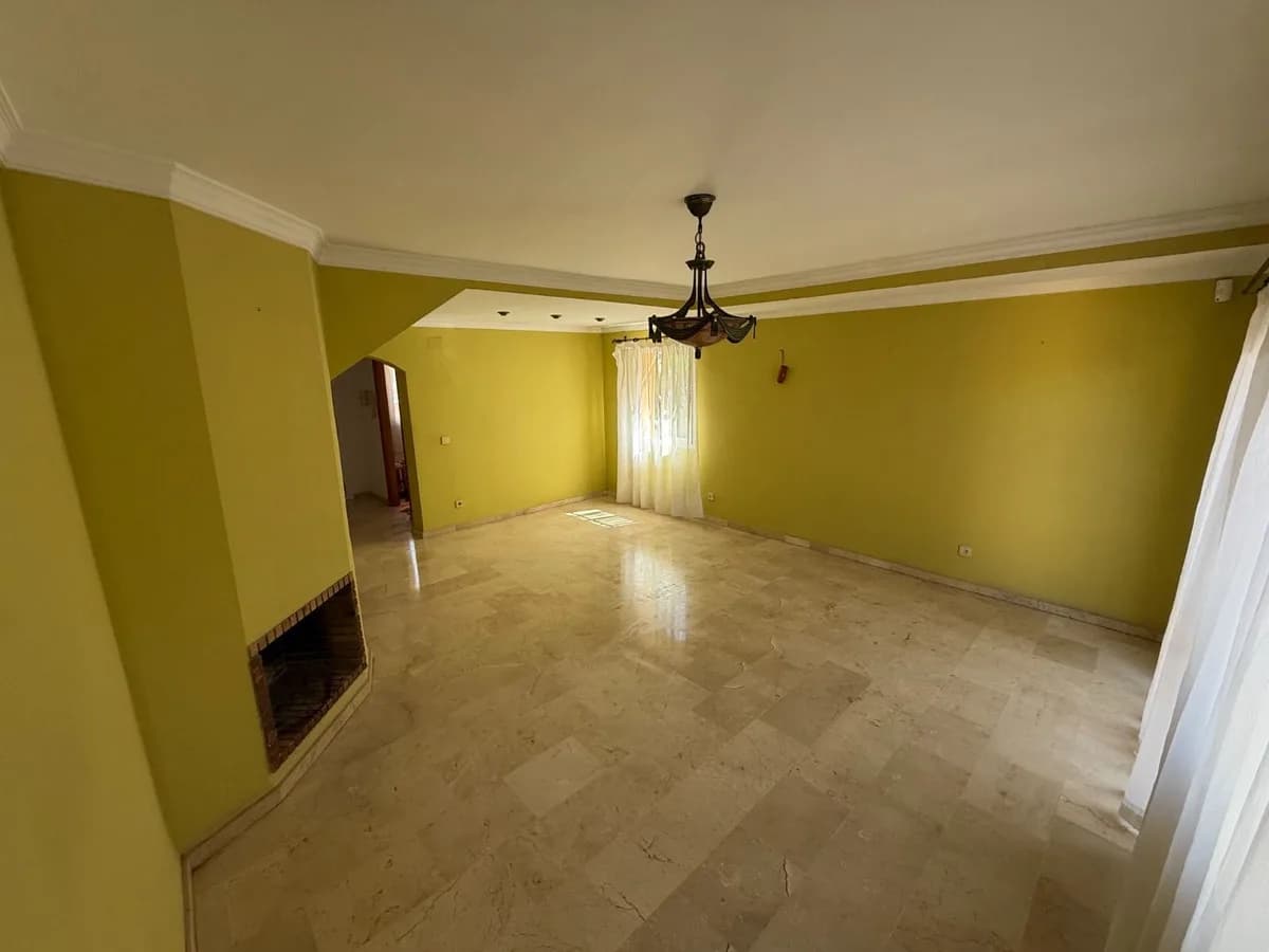 4 Bedroom Semi-Detached House for Sale in Marbella, Málaga - Image 6