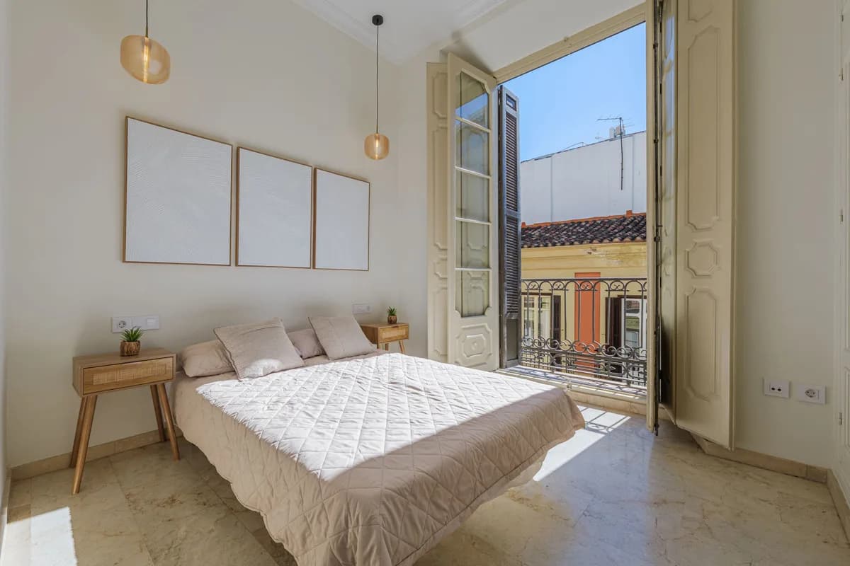 3 Bedroom Middle Floor Apartment for Sale in Centro Histórico, Málaga - Image 9