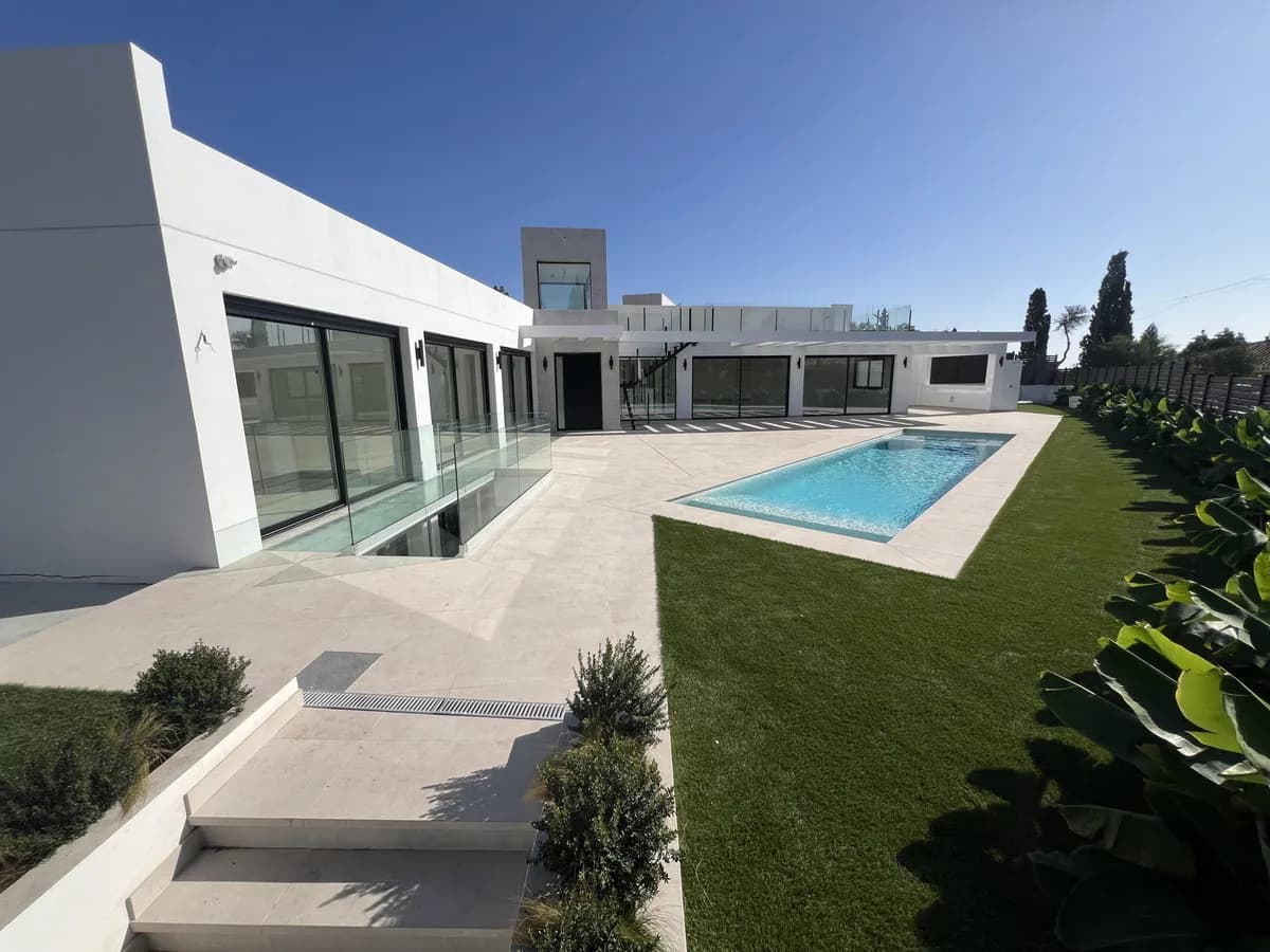 5 Bedroom Detached Villa for Sale in El Chaparral, Málaga - Image 8