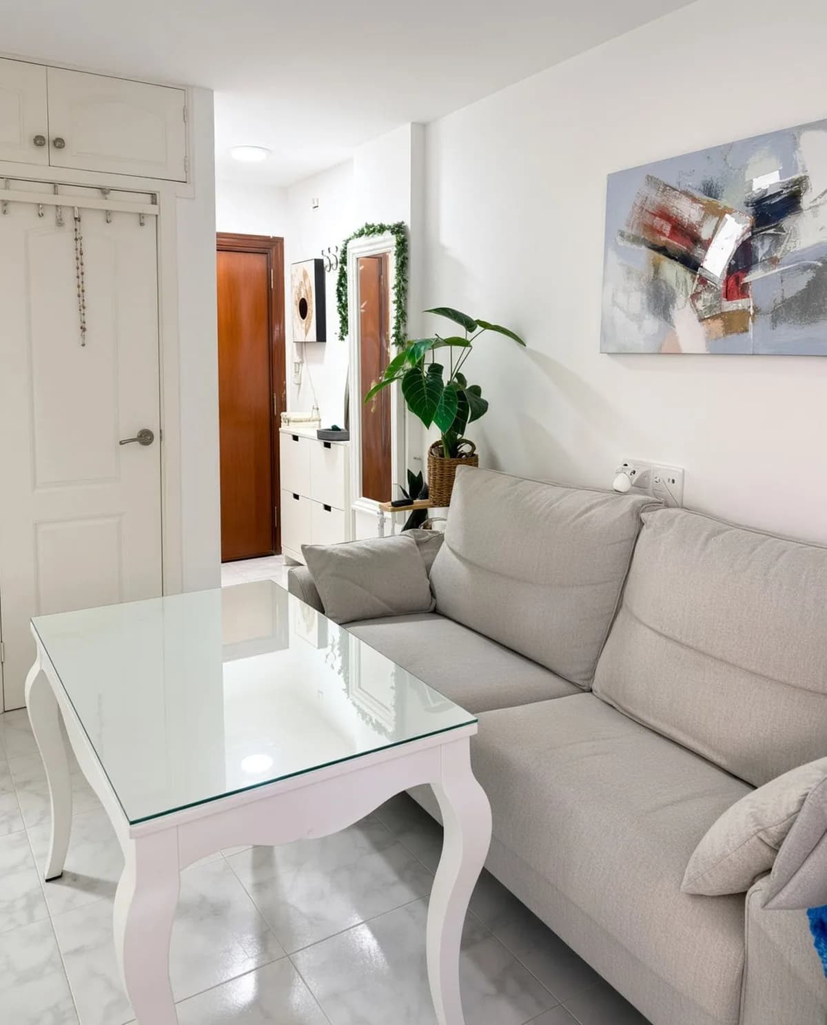 1 Bedroom Middle Floor Apartment for Sale in Marbella, Málaga - Image 3