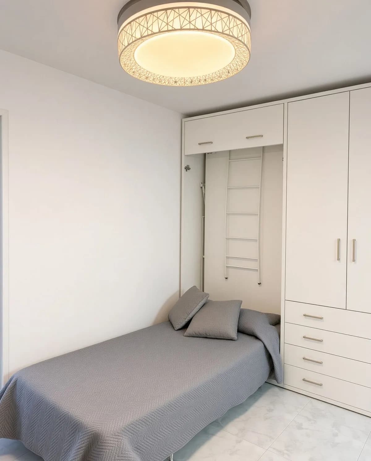 1 Bedroom Middle Floor Apartment for Sale in Marbella, Málaga - Image 5