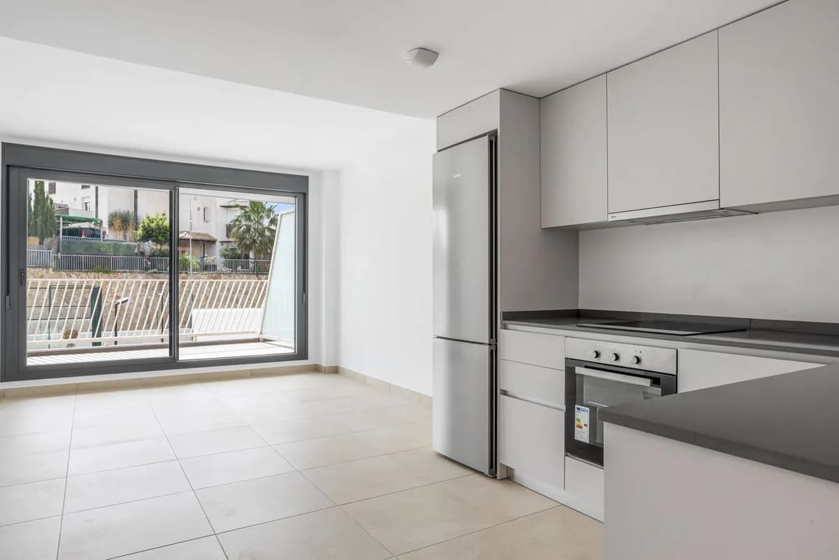 2 Bedroom Middle Floor Apartment for Sale in La Cala de Mijas, Málaga - Image 2