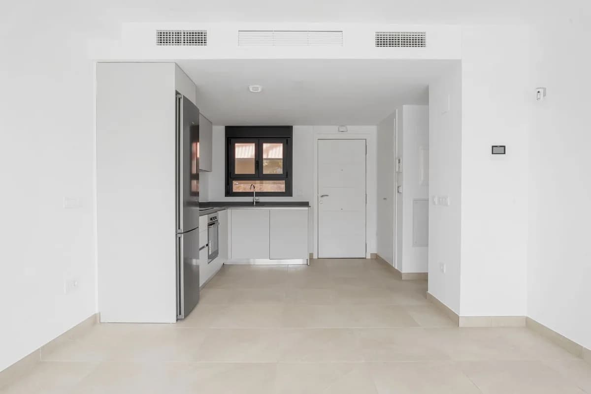 2 Bedroom Middle Floor Apartment for Sale in La Cala de Mijas, Málaga - Image 6