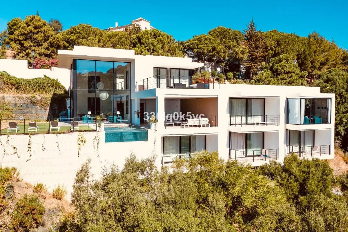 6 Bedroom Detached Villa for Sale in Benahavís, Málaga