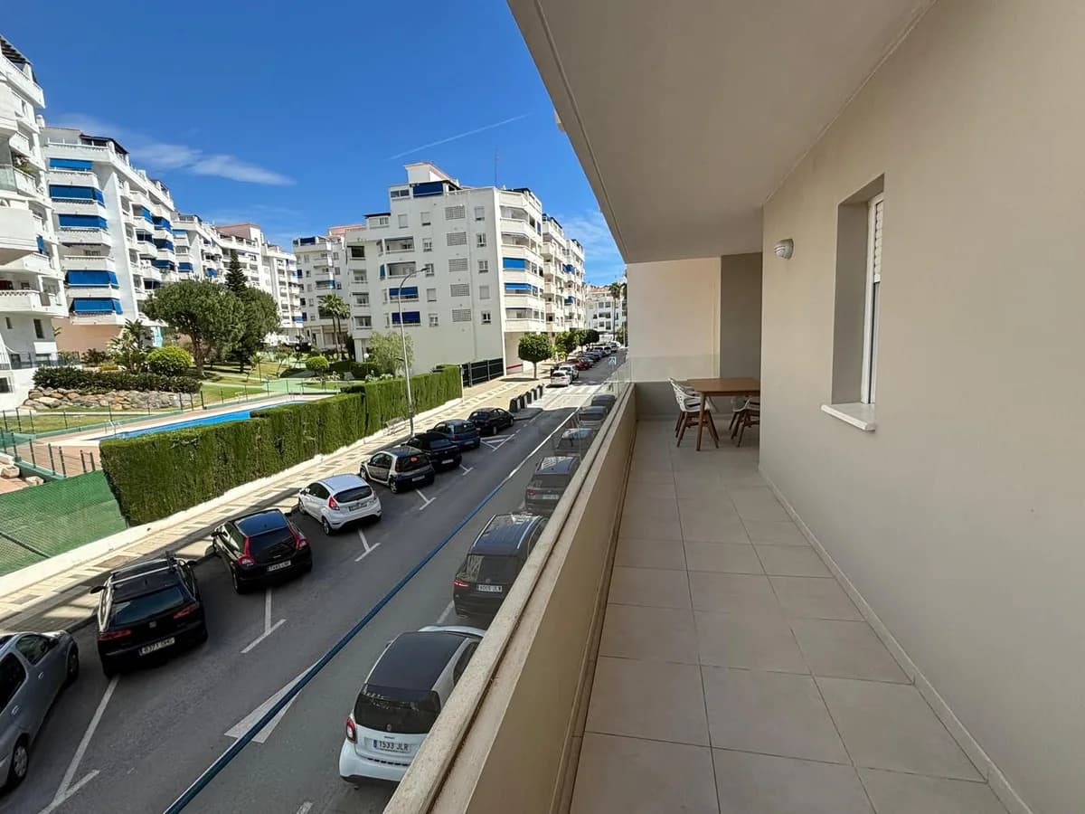 3 Bedroom Middle Floor Apartment for Sale in Marbella, Málaga - Image 3