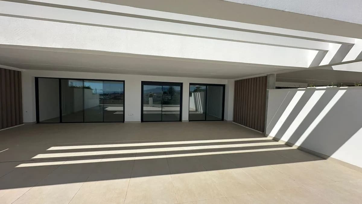 2 Bedroom Middle Floor Apartment for Sale in Estepona, Málaga - Image 2
