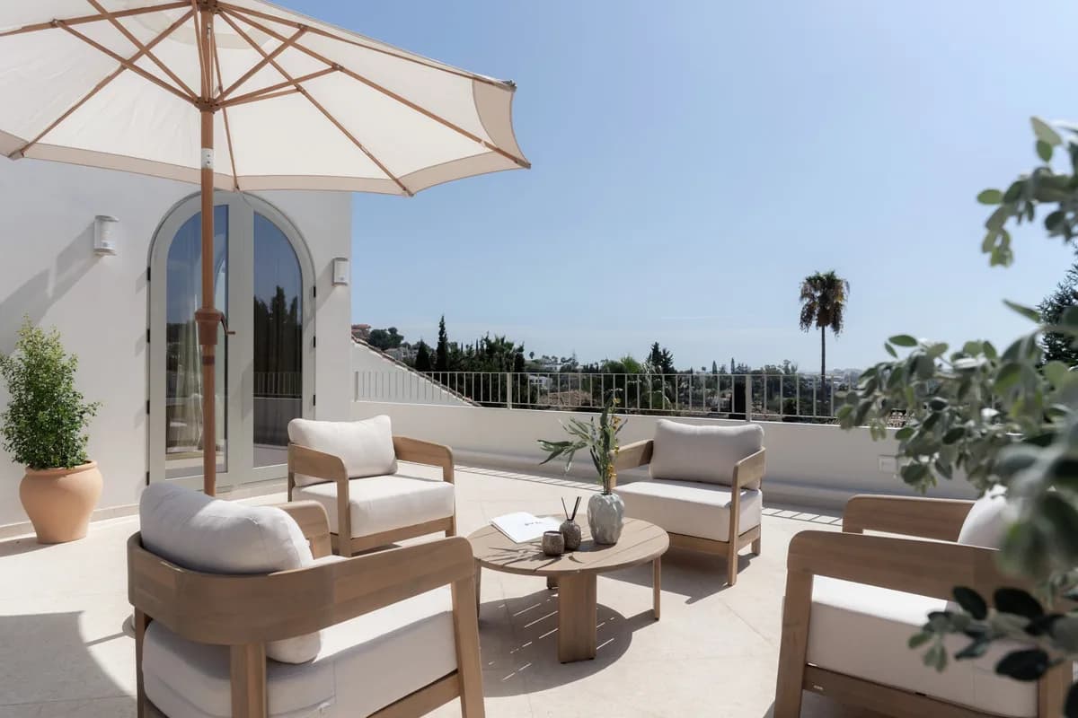 4 Bedroom Detached Villa for Sale in Nueva Andalucía, Málaga