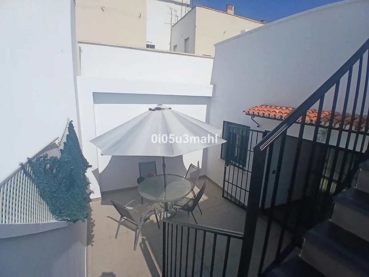 3 Bedroom Middle Floor Apartment for Sale in Centro Histórico, Málaga - Image 3