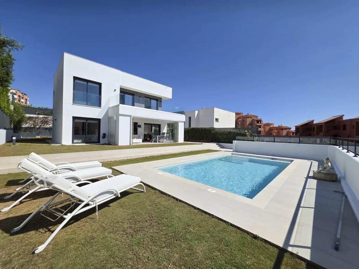3 Bedroom Detached Villa for Sale in La Duquesa, Málaga