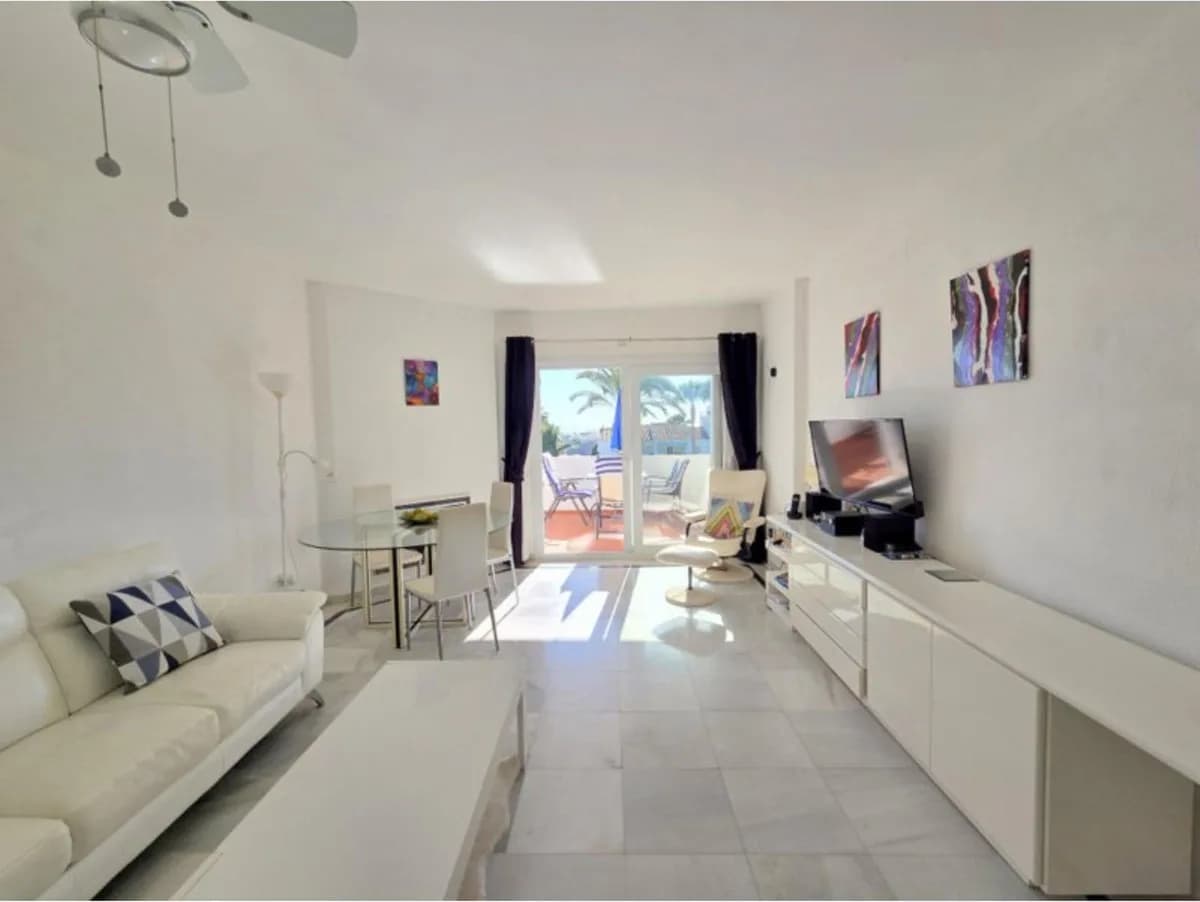 3 Bedroom Middle Floor Apartment for Sale in La Duquesa, Málaga - Image 3