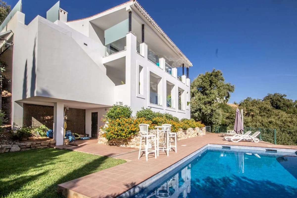 4 Bedroom Detached Villa for Sale in La Mairena, Málaga