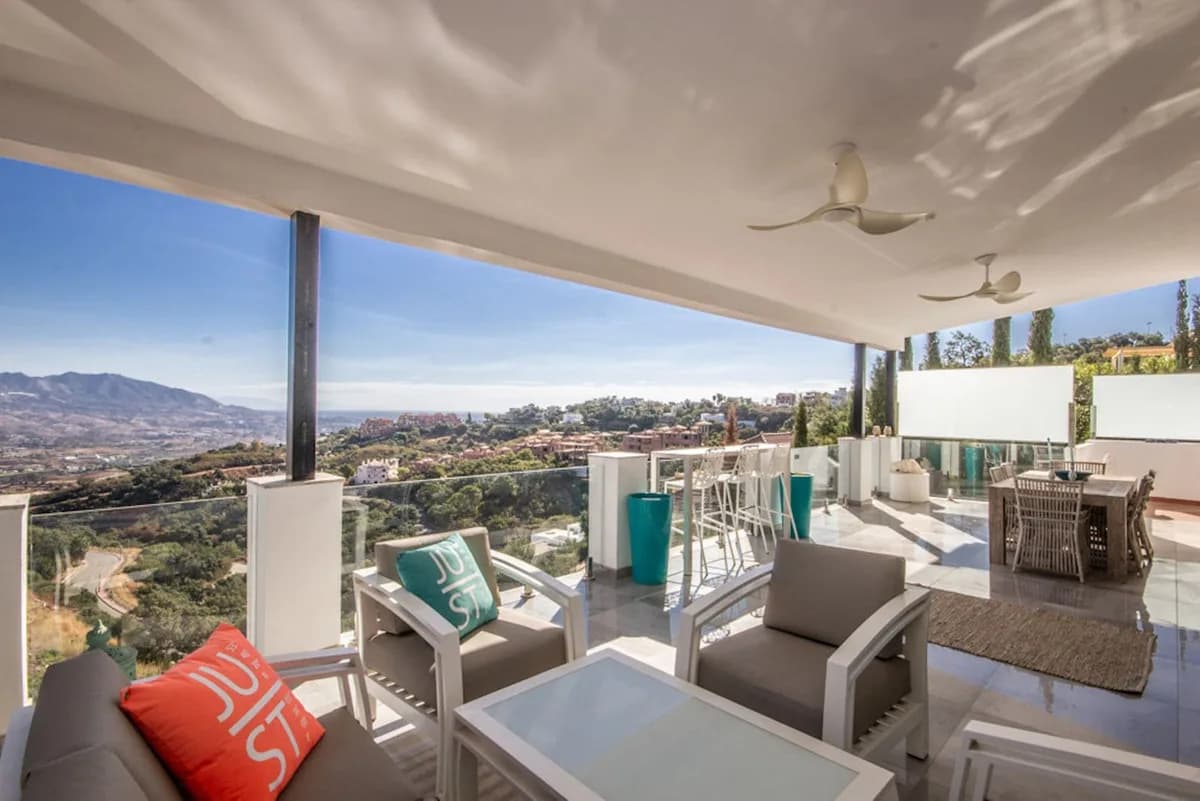 4 Bedroom Detached Villa for Sale in La Mairena, Málaga - Image 2