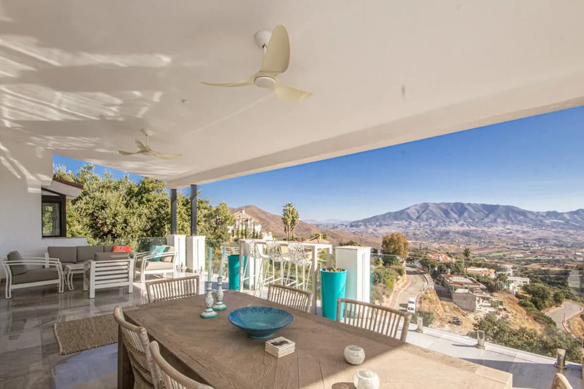 4 Bedroom Detached Villa for Sale in La Mairena, Málaga - Image 4