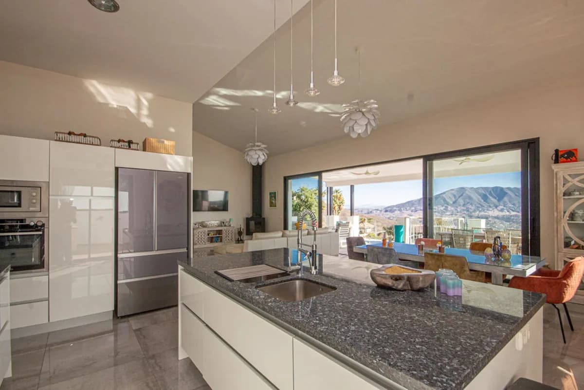 4 Bedroom Detached Villa for Sale in La Mairena, Málaga - Image 5