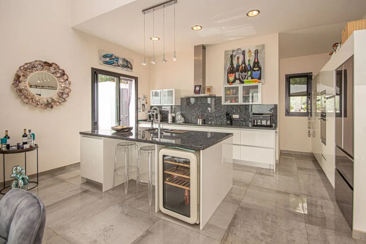 4 Bedroom Detached Villa for Sale in La Mairena, Málaga - Image 6