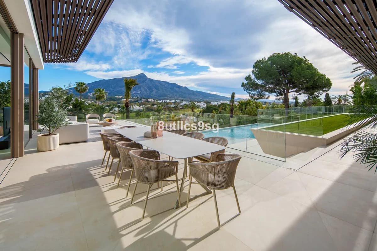 5 Bedroom Detached Villa for Sale in Nueva Andalucía, Málaga