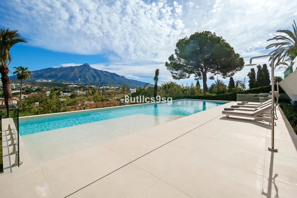 5 Bedroom Detached Villa for Sale in Nueva Andalucía, Málaga - Image 2