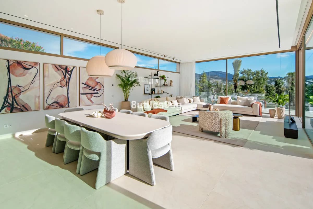 5 Bedroom Detached Villa for Sale in Nueva Andalucía, Málaga - Image 3