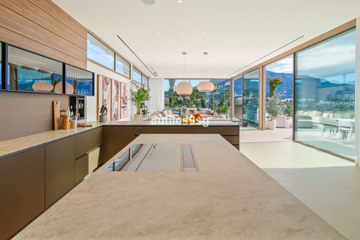 5 Bedroom Detached Villa for Sale in Nueva Andalucía, Málaga - Image 4