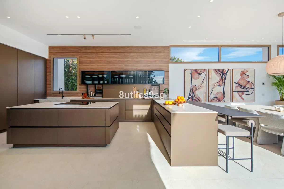 5 Bedroom Detached Villa for Sale in Nueva Andalucía, Málaga - Image 5