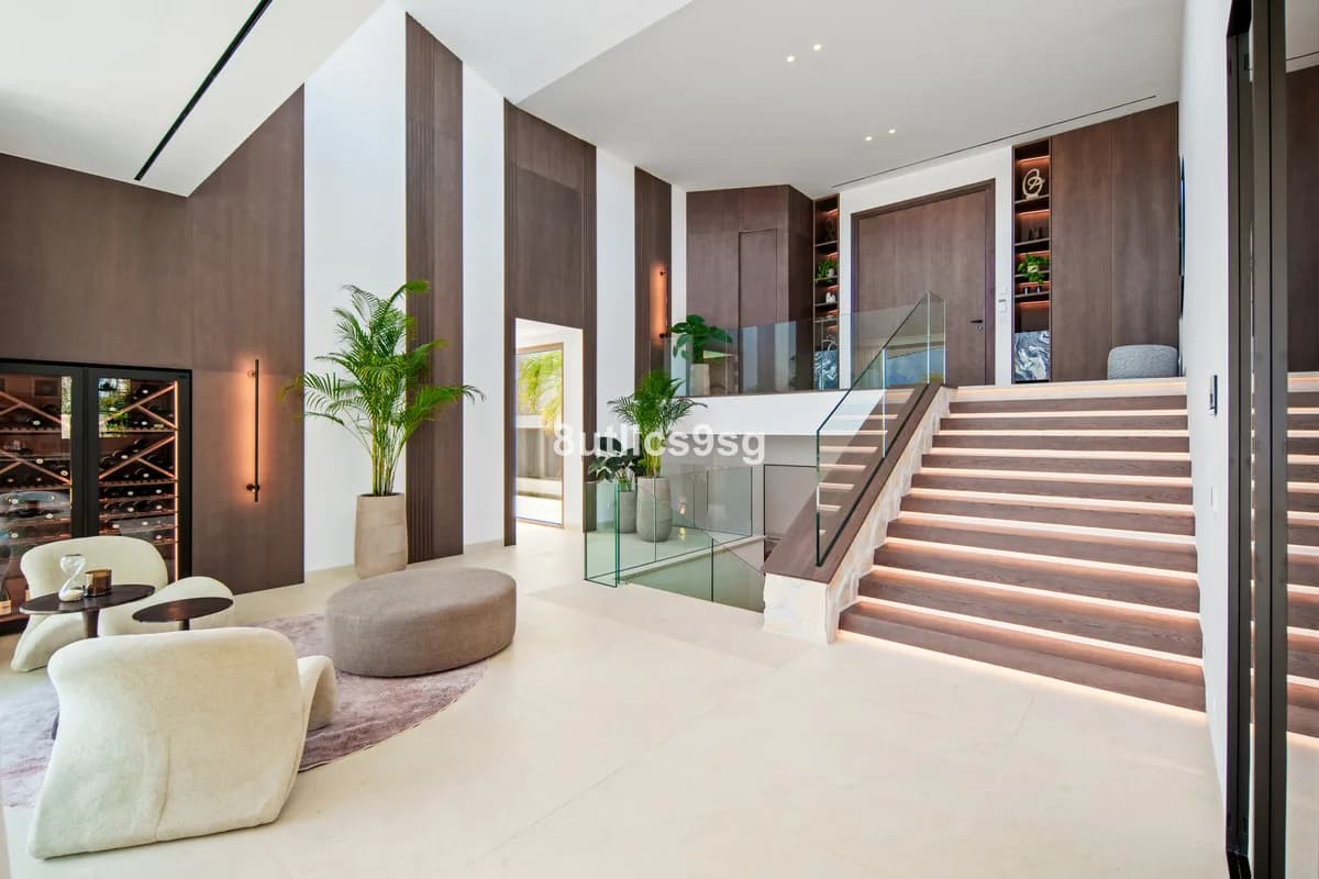 5 Bedroom Detached Villa for Sale in Nueva Andalucía, Málaga - Image 7