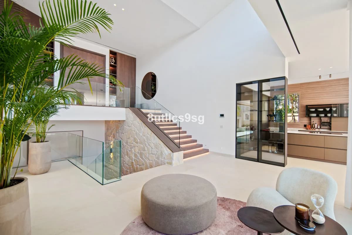 5 Bedroom Detached Villa for Sale in Nueva Andalucía, Málaga - Image 8