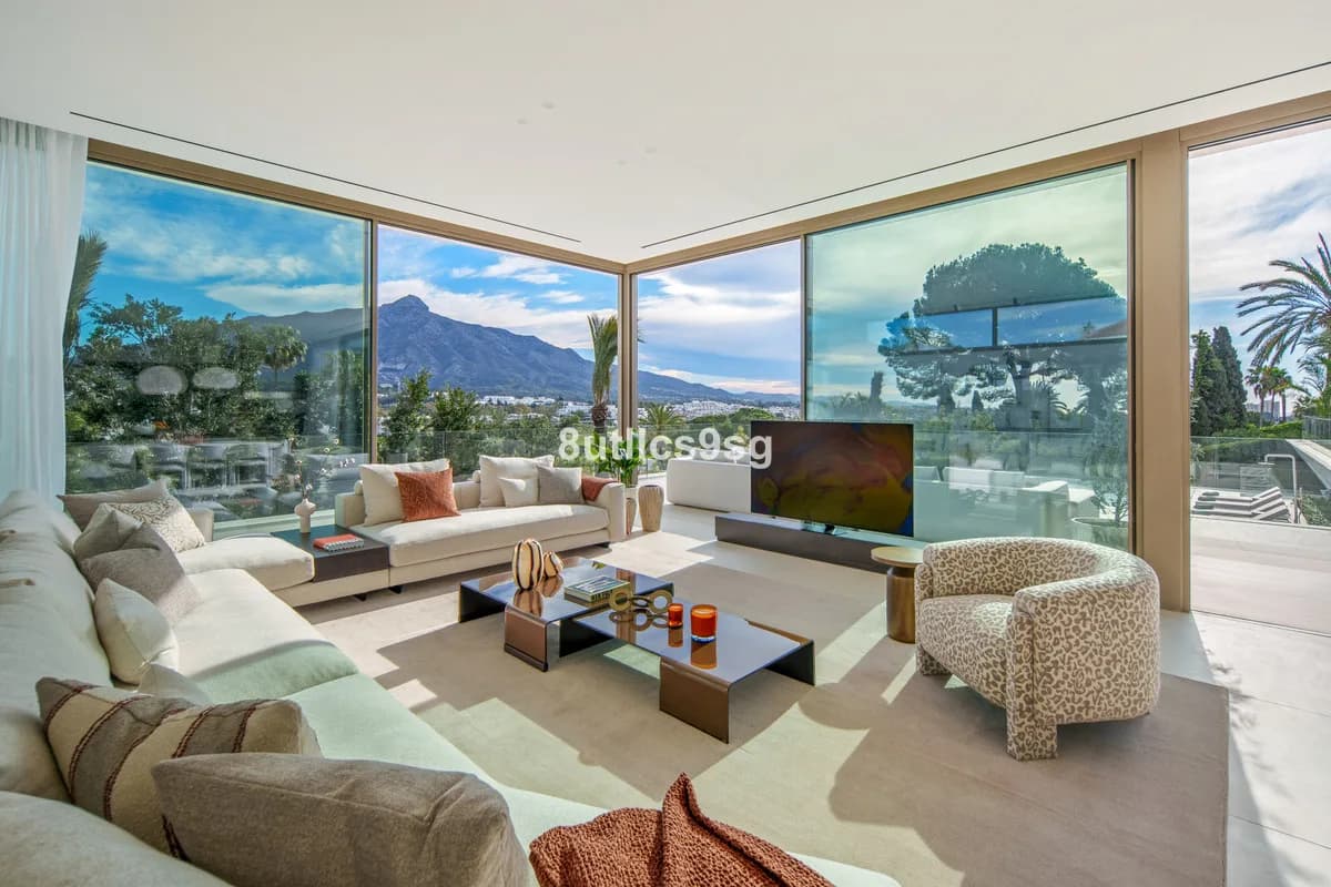 5 Bedroom Detached Villa for Sale in Nueva Andalucía, Málaga - Image 9