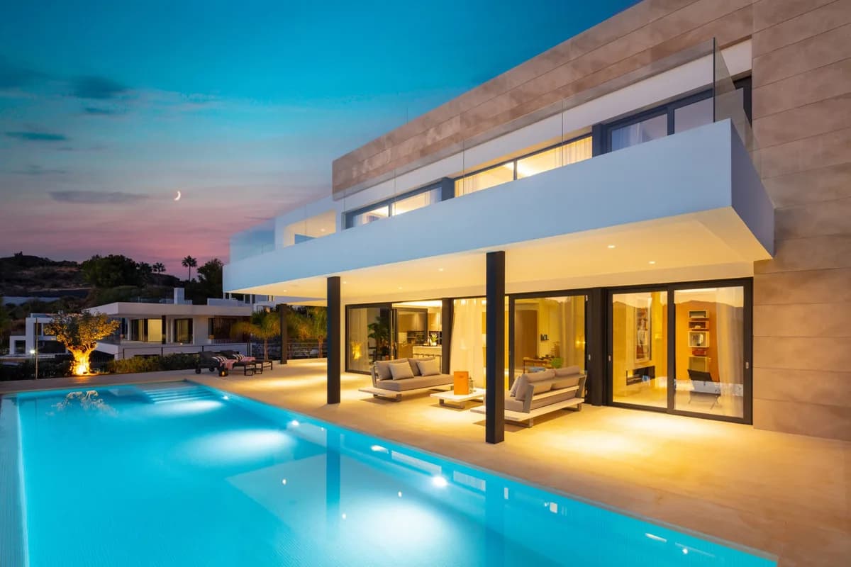 5 Bedroom Detached Villa for Sale in Nueva Andalucía, Málaga