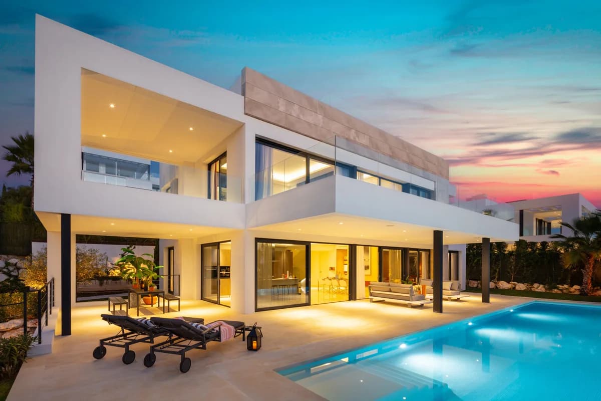 5 Bedroom Detached Villa for Sale in Nueva Andalucía, Málaga - Image 2