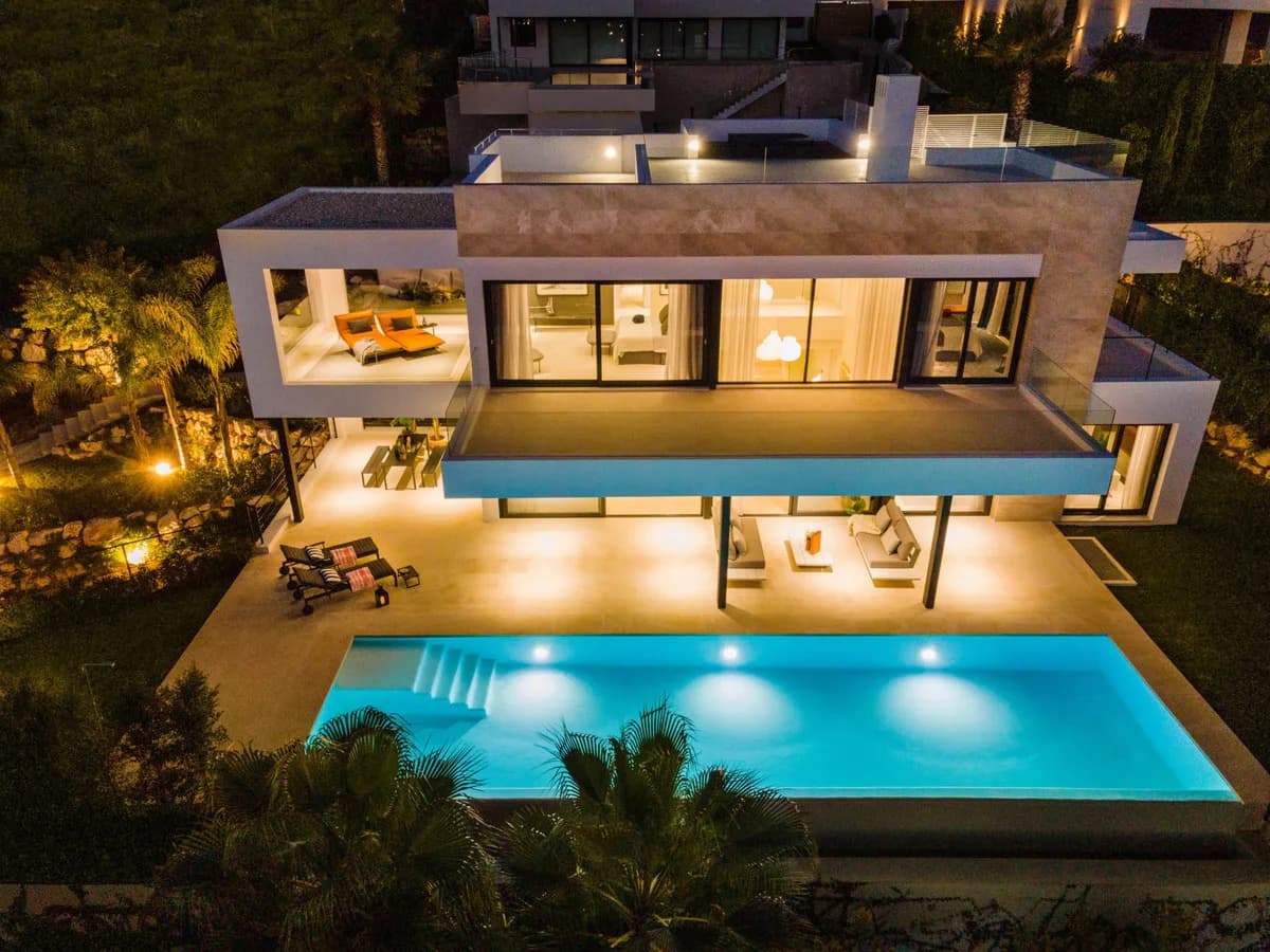 5 Bedroom Detached Villa for Sale in Nueva Andalucía, Málaga - Image 3
