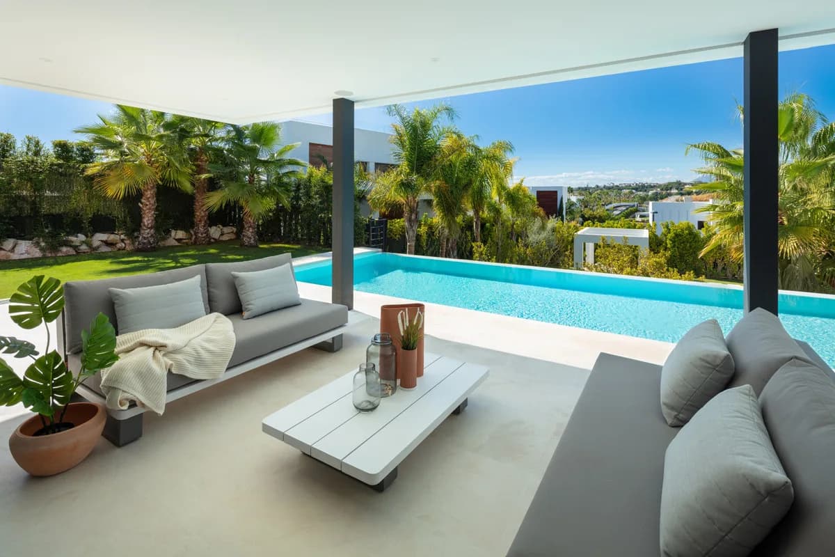 5 Bedroom Detached Villa for Sale in Nueva Andalucía, Málaga - Image 4