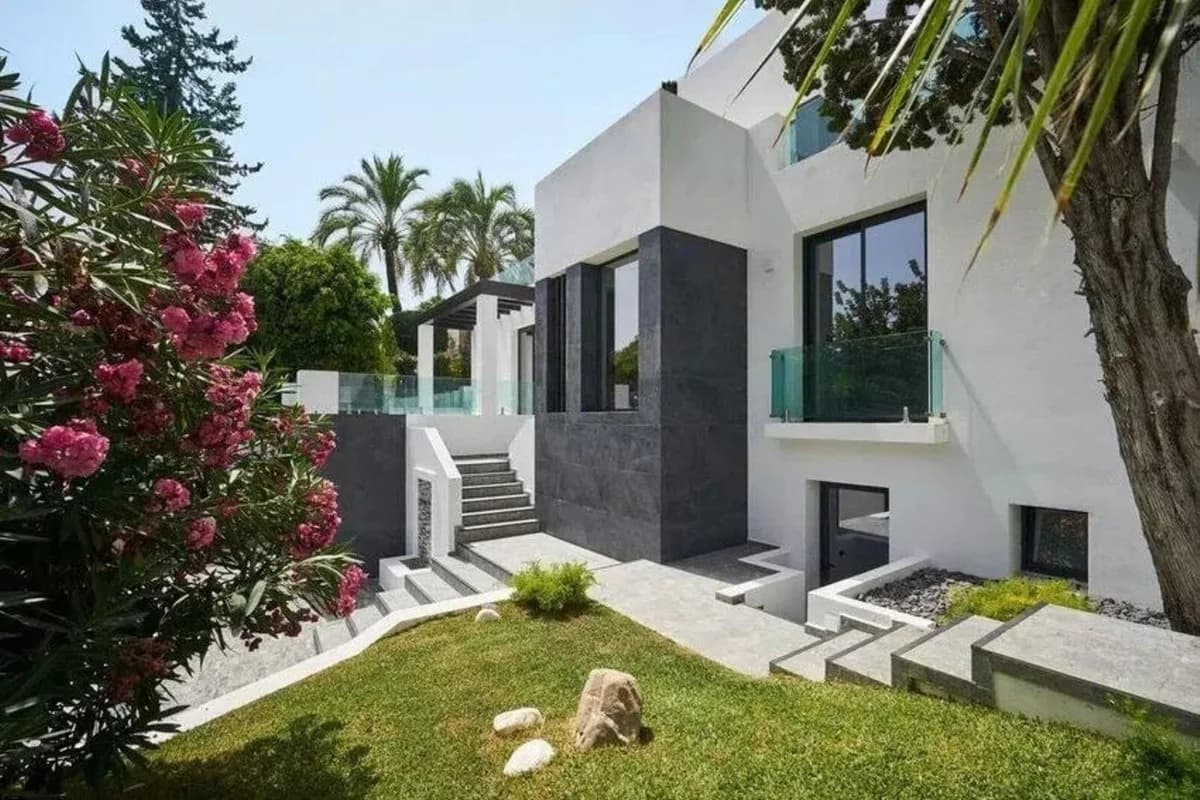 5 Bedroom Detached Villa for Sale in Nagüeles, Málaga - Image 4