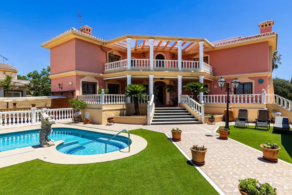 4 Bedroom Detached Villa for Sale in Torremolinos, Málaga