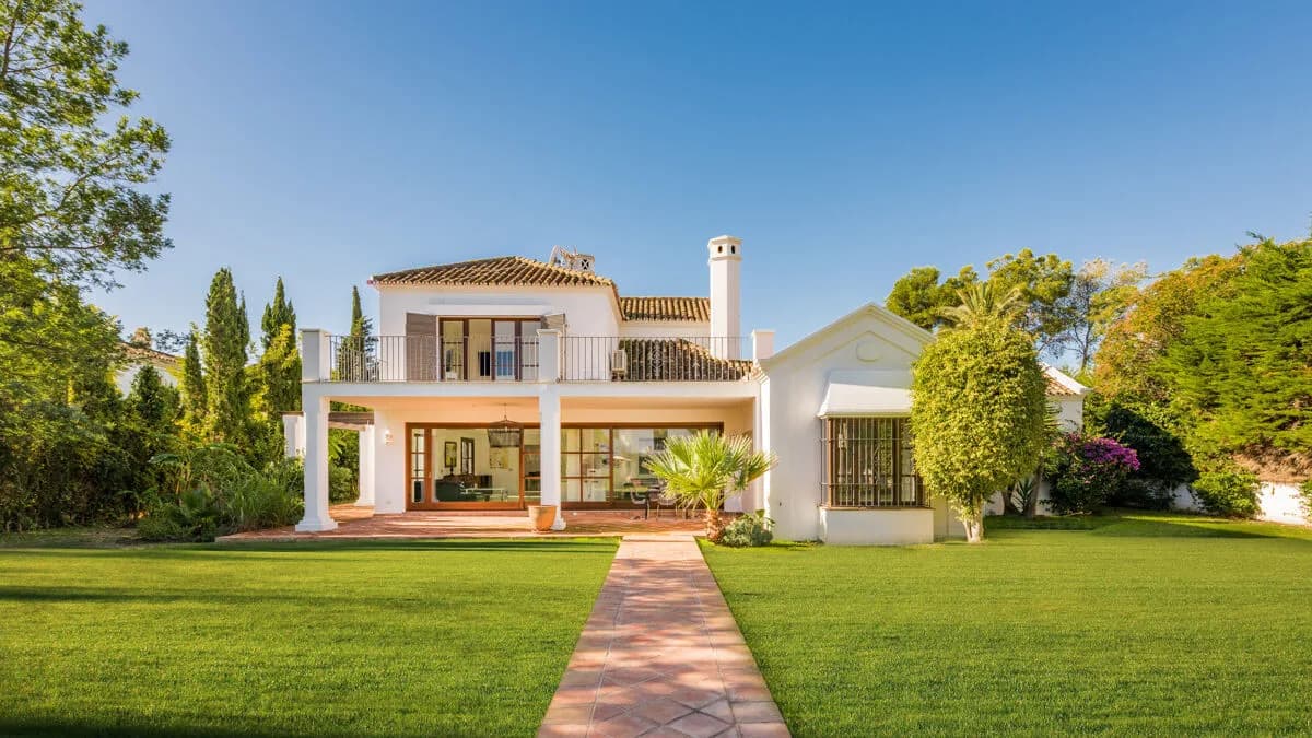 6 Bedroom Detached Villa for Sale in Guadalmina Baja, Málaga
