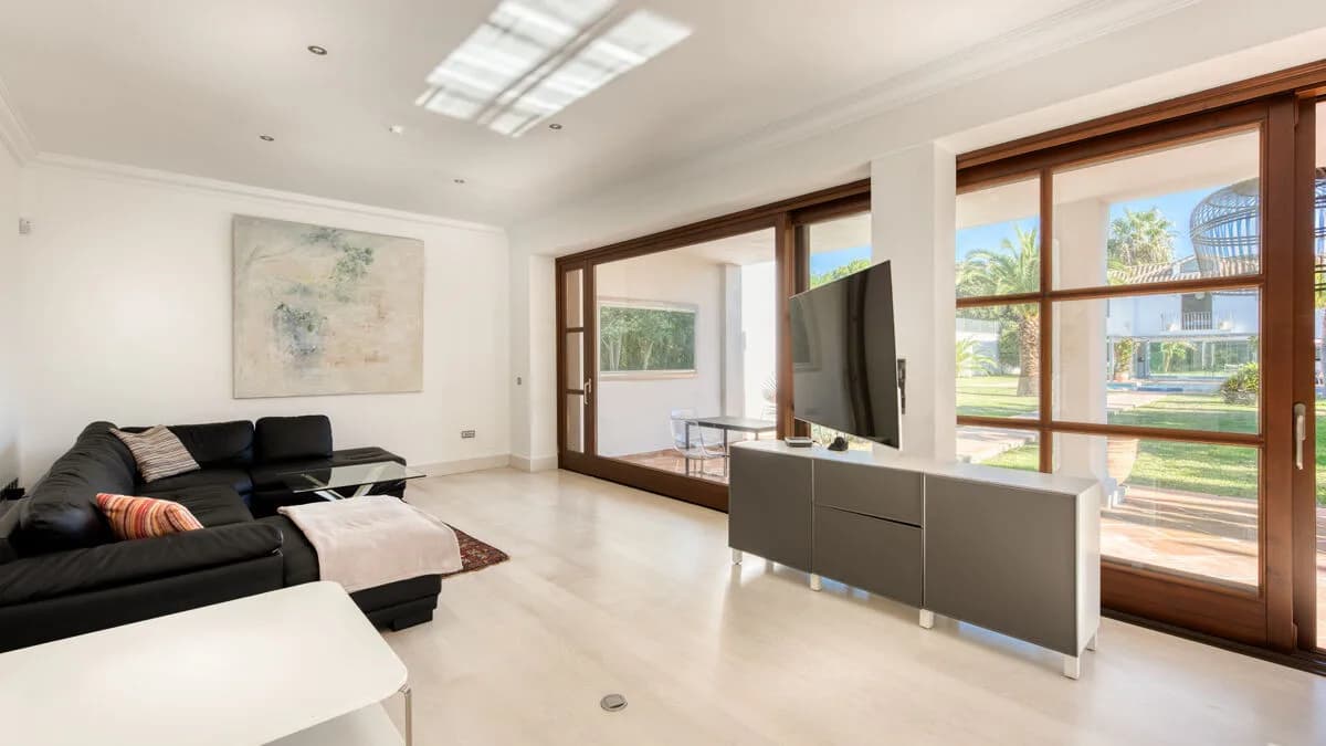 6 Bedroom Detached Villa for Sale in Guadalmina Baja, Málaga - Image 2