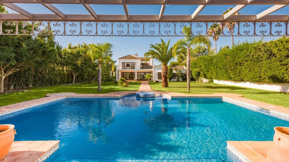 6 Bedroom Detached Villa for Sale in Guadalmina Baja, Málaga - Image 3