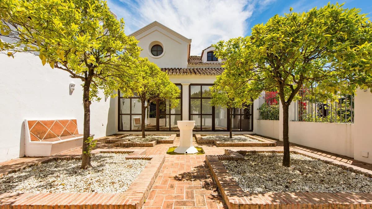 6 Bedroom Detached Villa for Sale in Guadalmina Baja, Málaga - Image 4