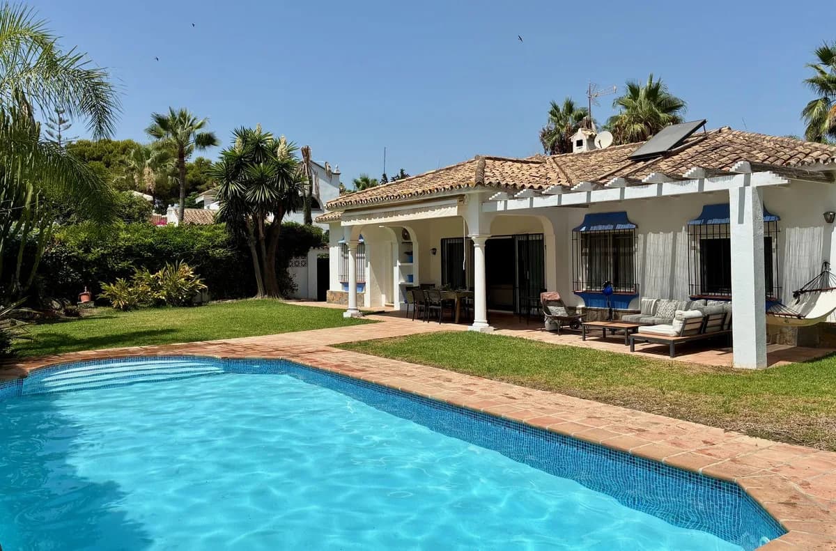 3 Bedroom Detached Villa for Sale in Estepona, Málaga