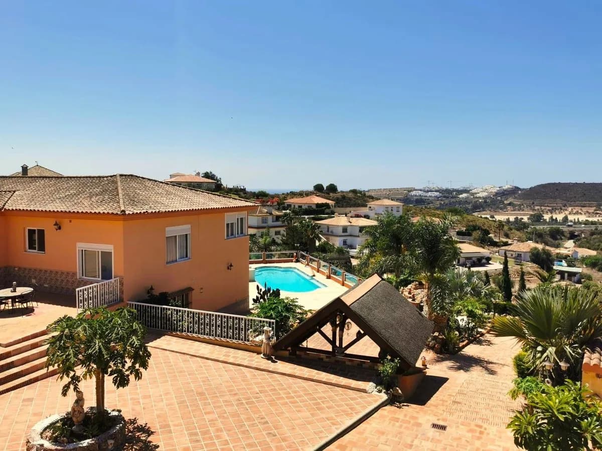 6 Bedroom Detached Villa for Sale in La Cala de Mijas, Málaga - Image 2